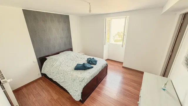 Une chambre double au parquet de bois