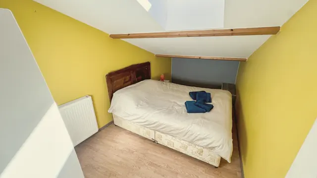 Une chambre jaune sous les toits