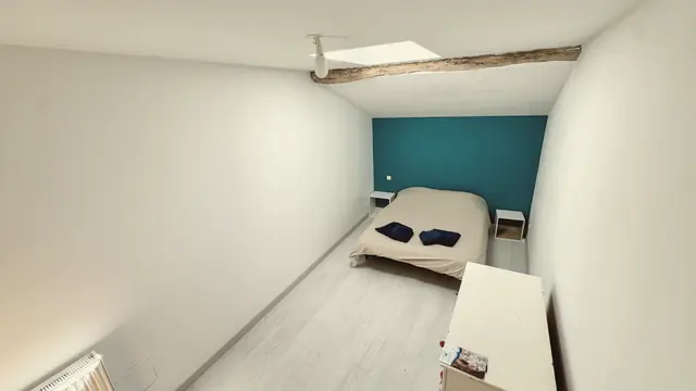 Une chambre claire au mur bleu