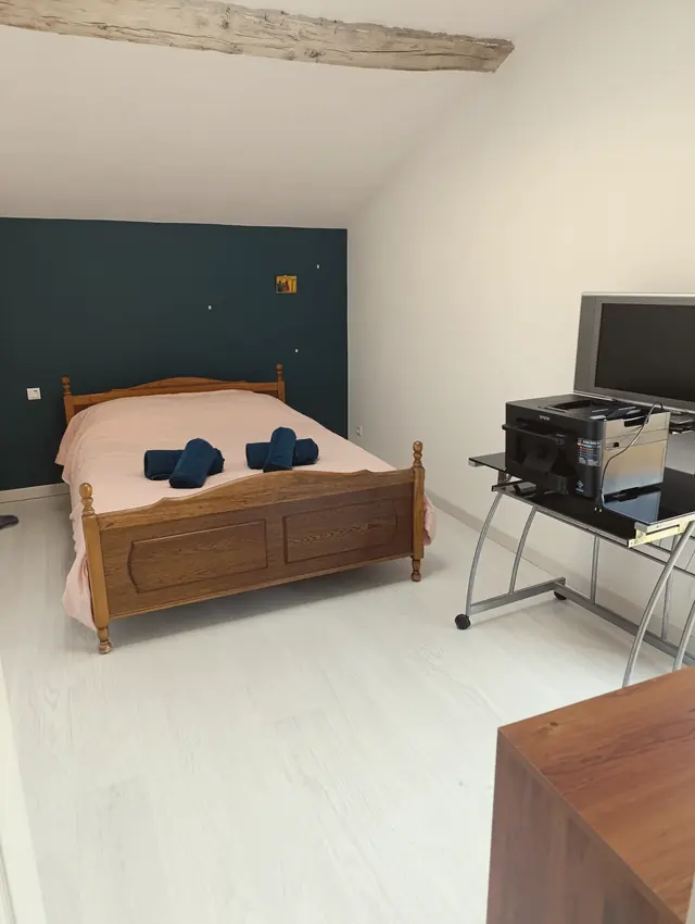 Une chambre avec un lit double et un bureau
