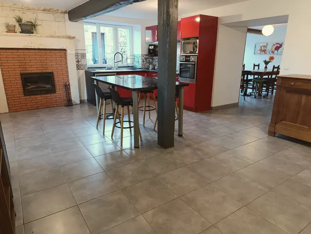 La cuisine ouverte sur la salle