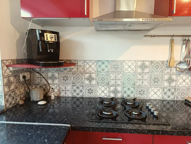 Les plaques de cuisson et la crédence en carreaux de ciment