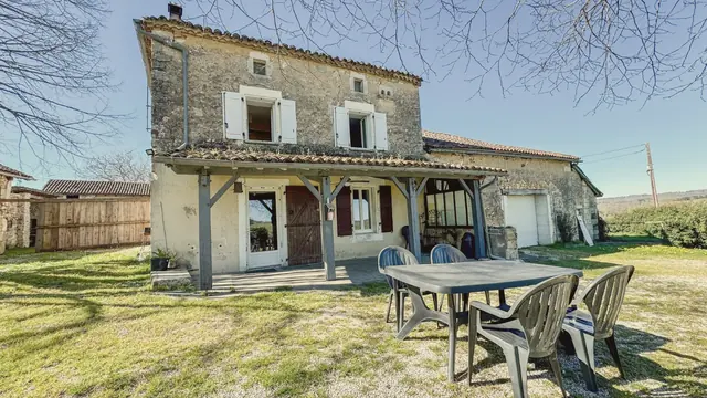 La maison de face, la terrasse et la table