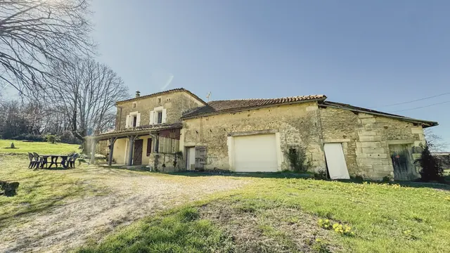 La maison et sa grange sous le ciel bleu