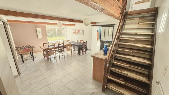 La grande table, le buffet et l'escalier en bois