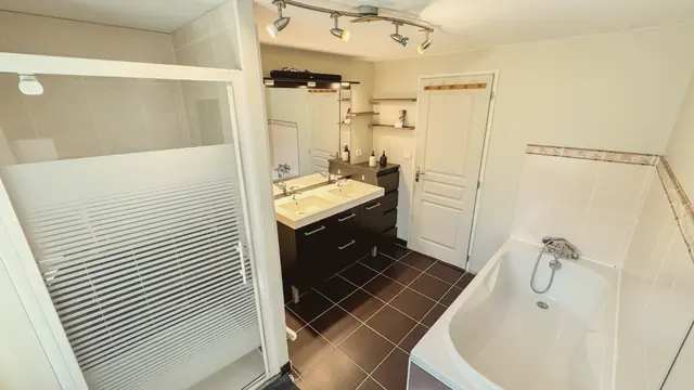 La grande douche et la baignoire