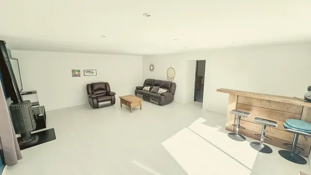 Le salon vu depuis la salle, avec le bar et les canapés