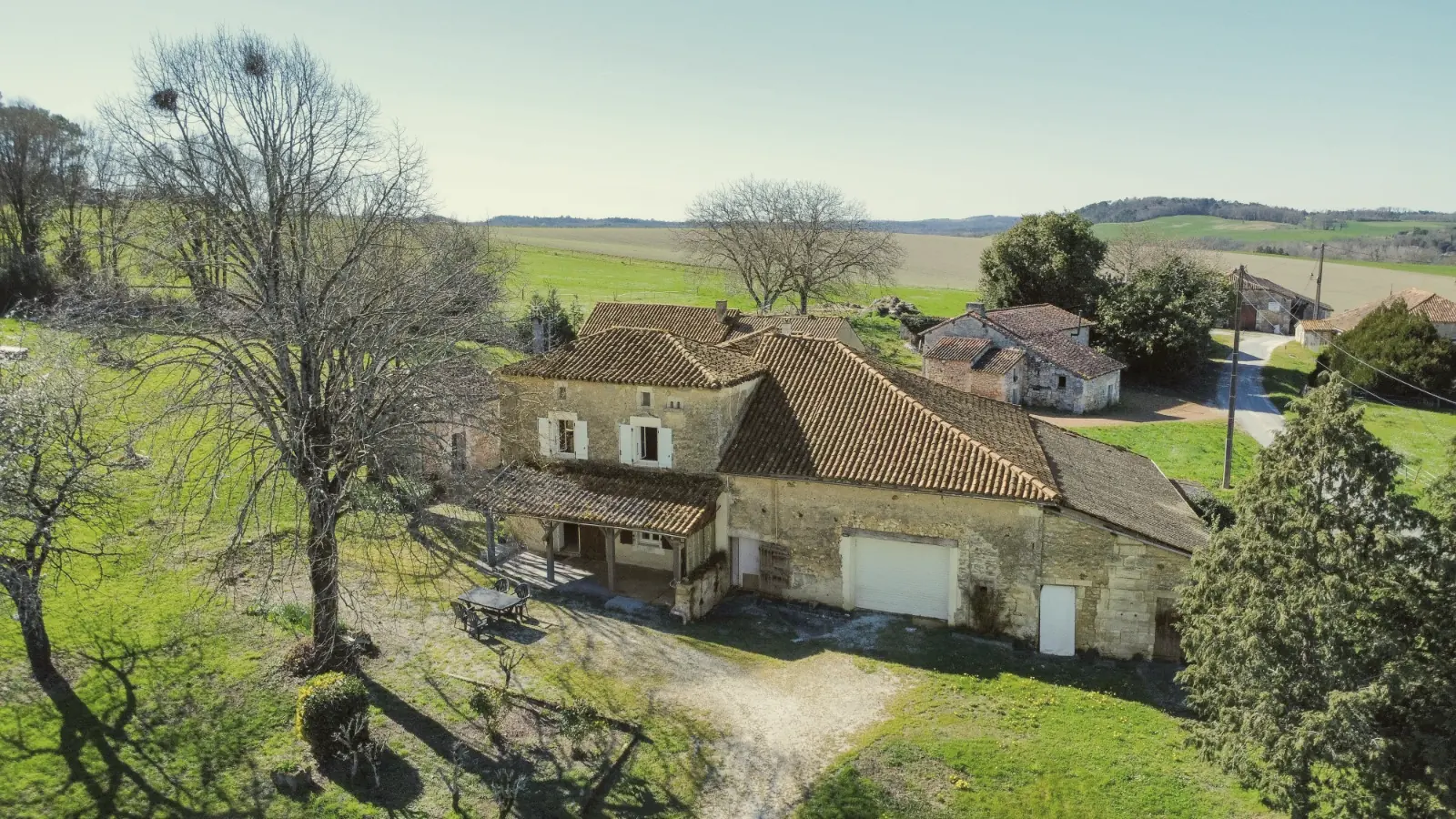 La ferme vue du ciel, au milieu de ses prés
