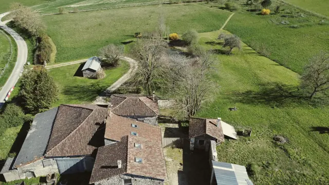 Vue aérienne des toits et des prés