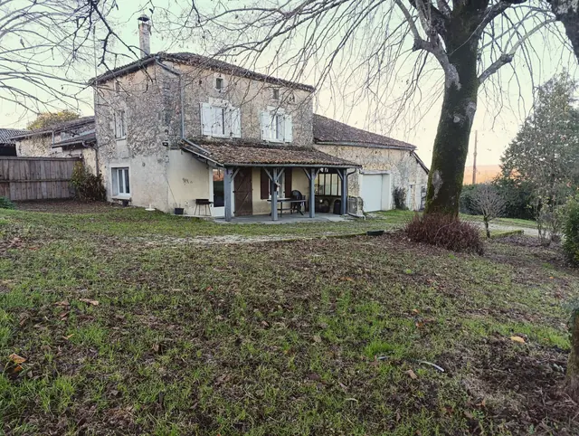 La grande pelouse et son arbre devant la maison